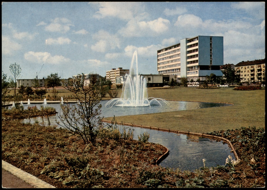 zoom: Image side vintage Postcard from 1970: Wasserspiele Neuer Kurpark mit Spree-Sanatorium:: Bad Nauheim