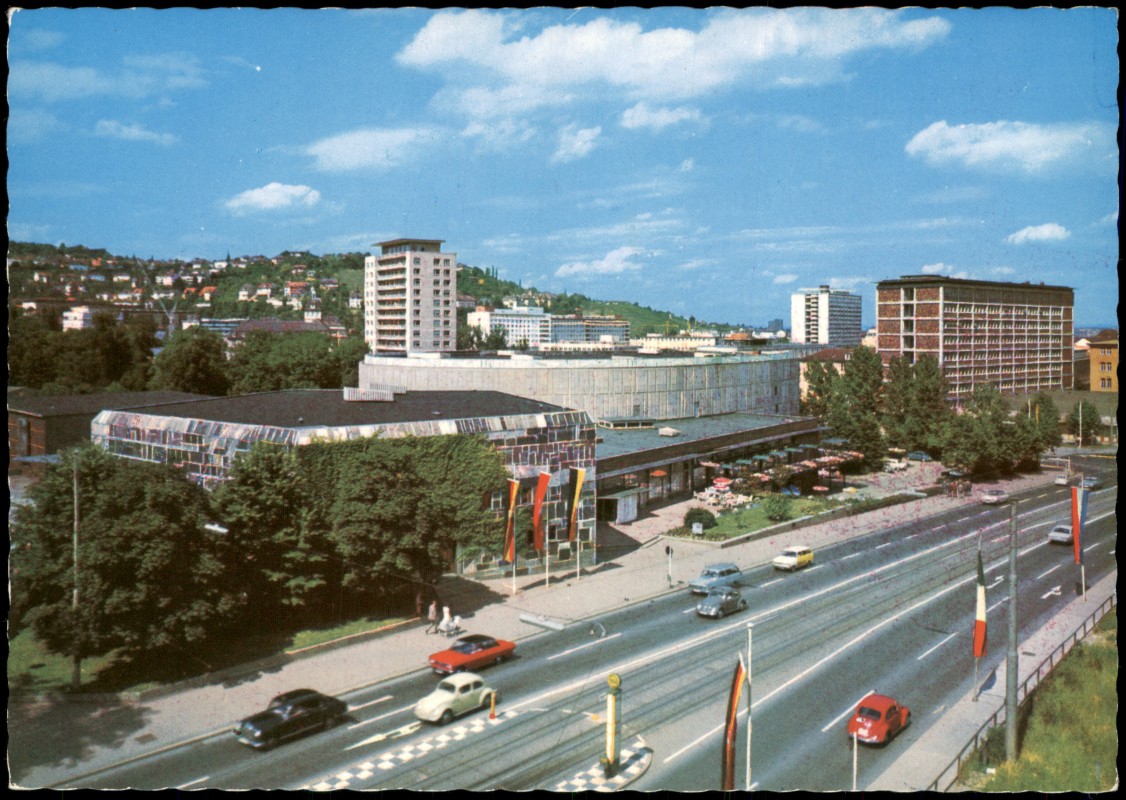 vergrößern: Bildseite historische Ansichtskarte von 1980: Panorama-Ansicht Lieder-Halle Autos u.a. Volkswagen VW Käfer:: Stuttgart