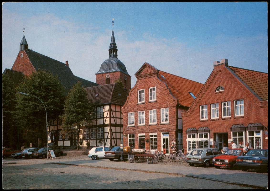 zoom: Image side vintage Postcard from 1980: Partie a.d. Kirche, div. Auto Modelle u.a. Golf, Ford uvm.:: Ostseebad