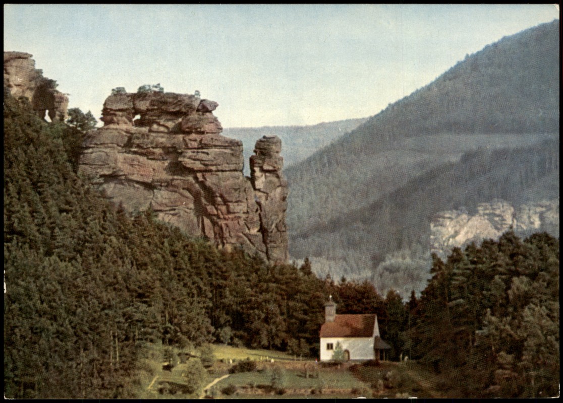 zoom: Image side vintage Postcard from 1965: Pfalz Blick auf Hochstein mit St. Michaelskapelle und Ehrenfriedhof:: Dahn