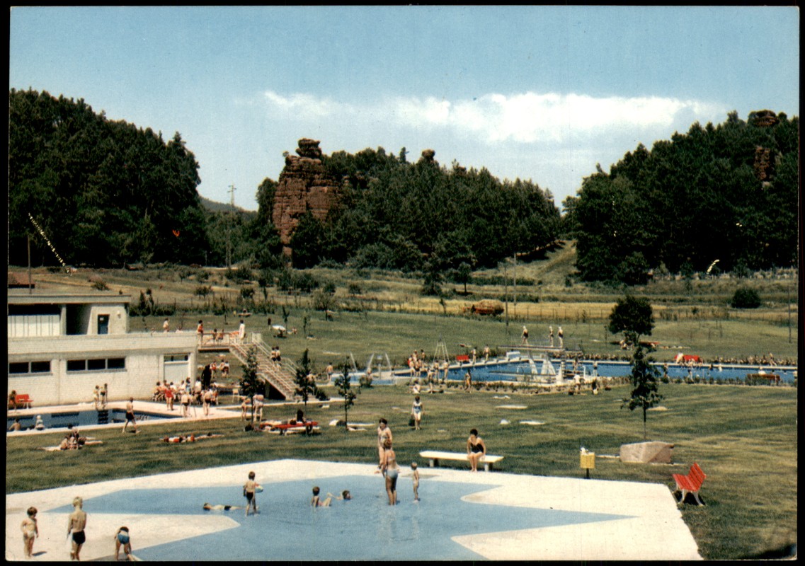 vergrößern: Bildseite historische Ansichtskarte von 1970: Schwimmbad Freibad:: Dahn