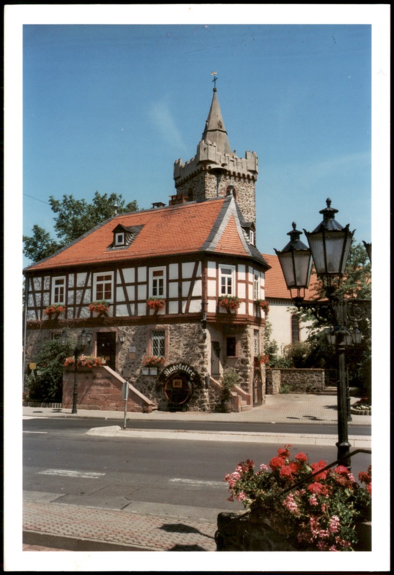 zoom: Image side vintage Postcard from 1980: Strassen Partie am Ratskeller:: Bruchköbel