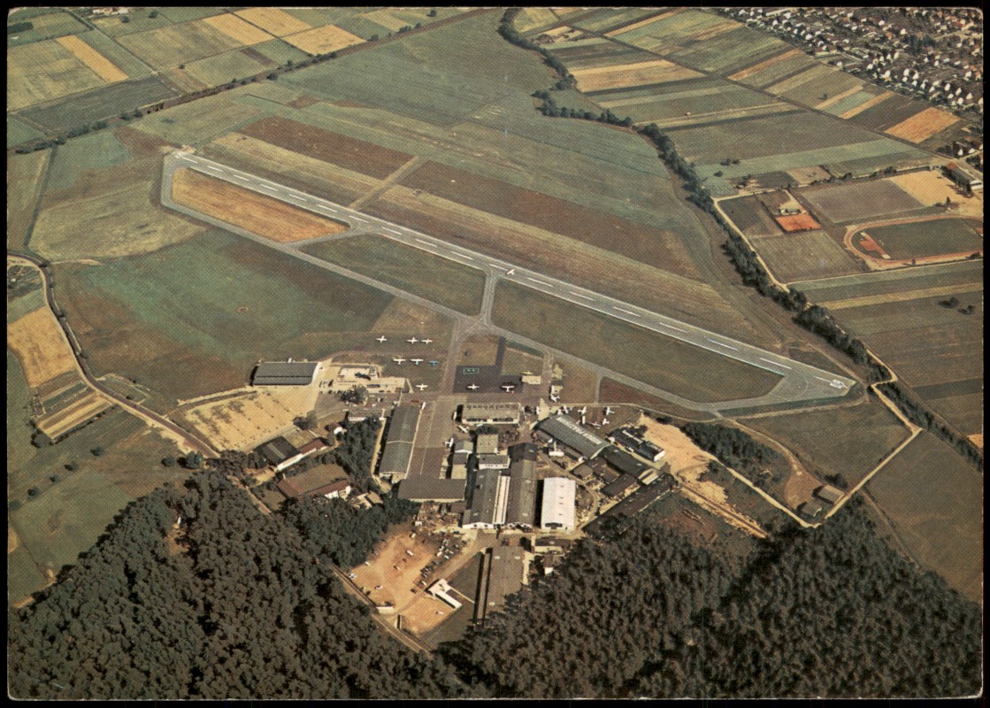 vergrößern: Bildseite historische Ansichtskarte von 1970: Luftbild Luftaufnahme vom Flugplatz:: Egelsbach