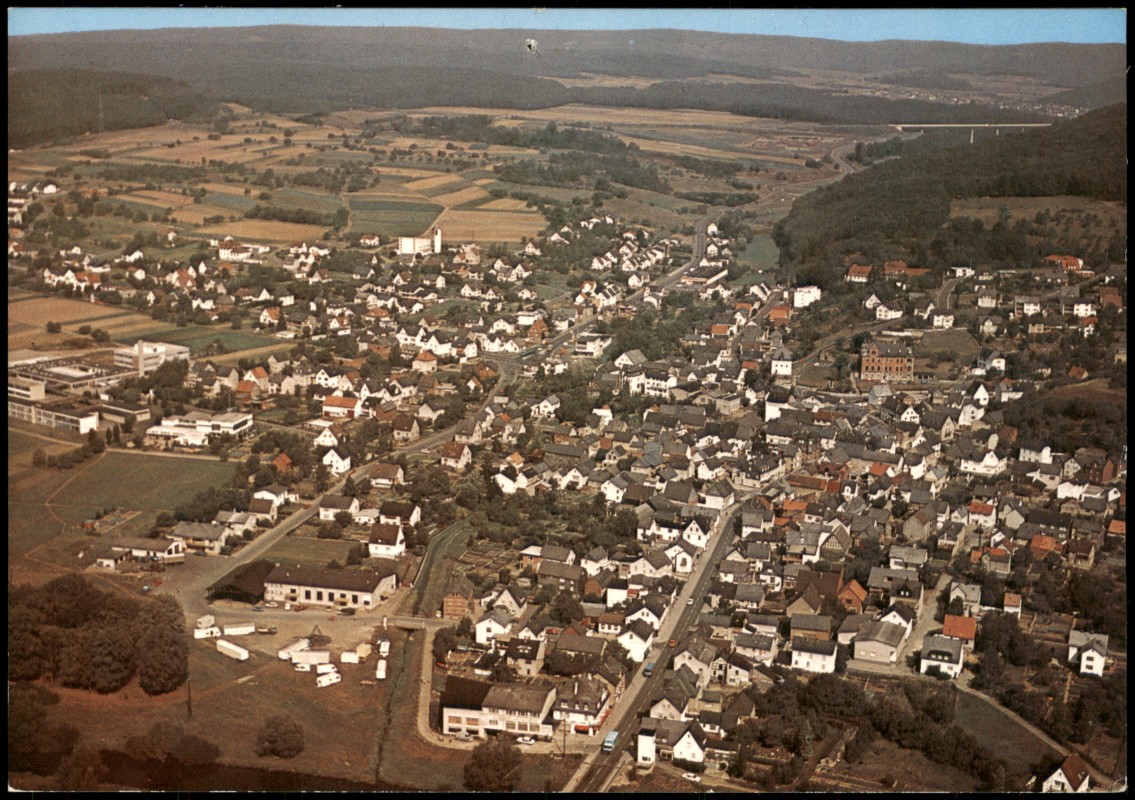 zoom: Image side vintage Postcard from 1984: Luftbild Luftaufnahme Gesamtansicht v. Flugzeug aus:: Ehringshausen