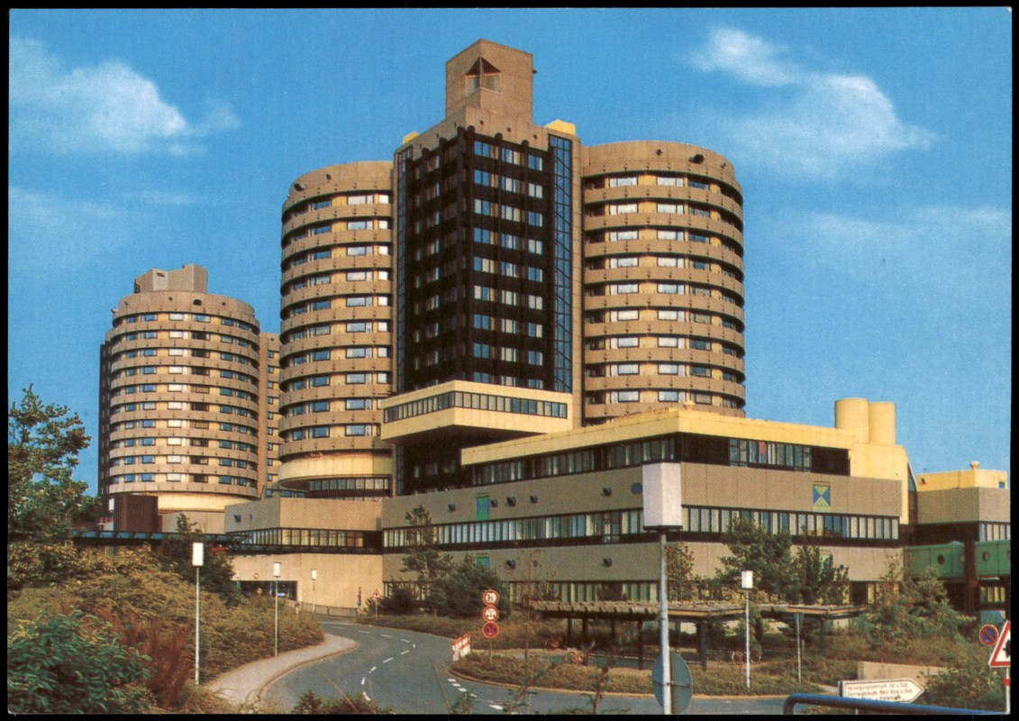 vergrößern: Bildseite historische Ansichtskarte von 1985: Neubau Zentralklinikumder Westfälischen Wilhelms Universität:: Münster (Westfalen)