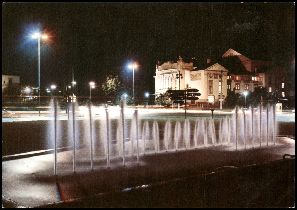 vergrößern: Bildseite historische Ansichtskarte von 1980: Wasserspiele, Partie am Stadttheater:: Gießen