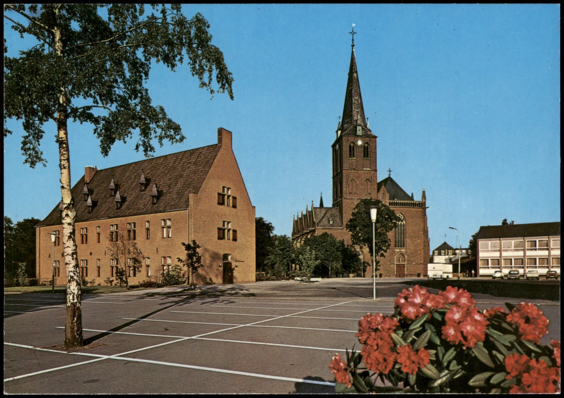 zoom: Image side vintage Postcard from 1975: Stadtbücherei mit Pfarrkirche:: Goch