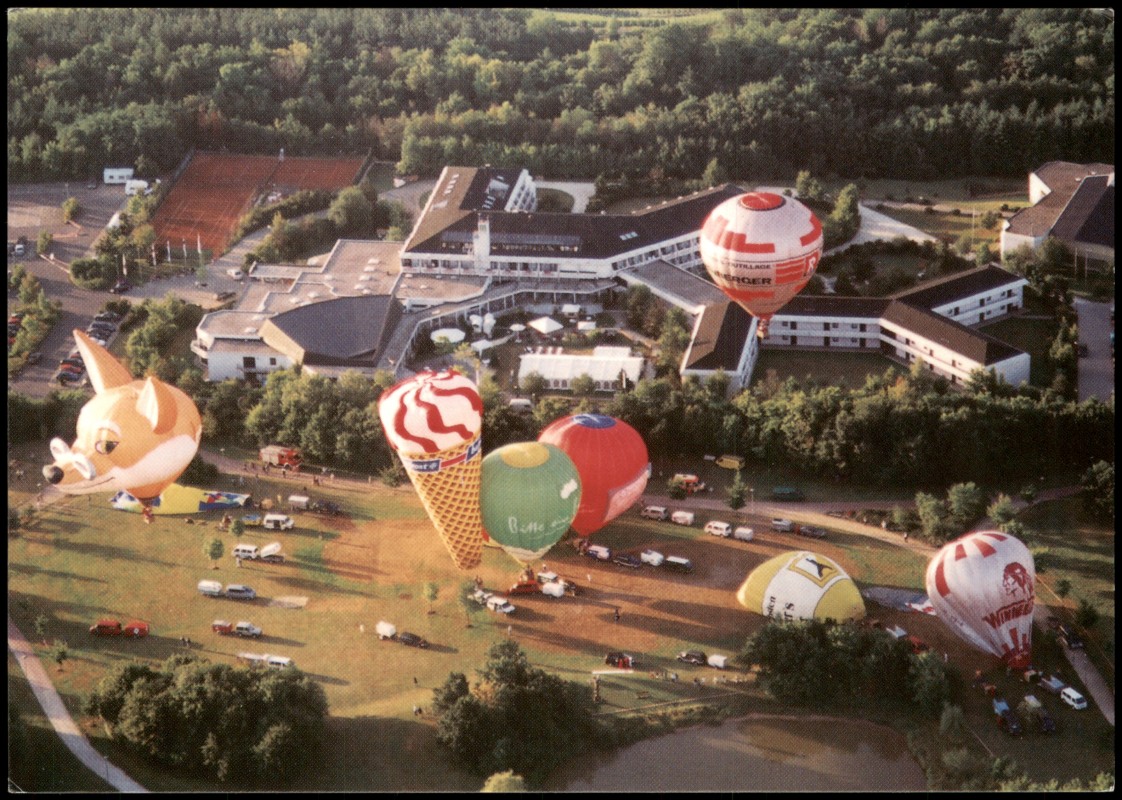 vergrößern: Bildseite historische Ansichtskarte von 1981: Luftbild Hotel Moselpark Ballone:: Bernkastel-Kues