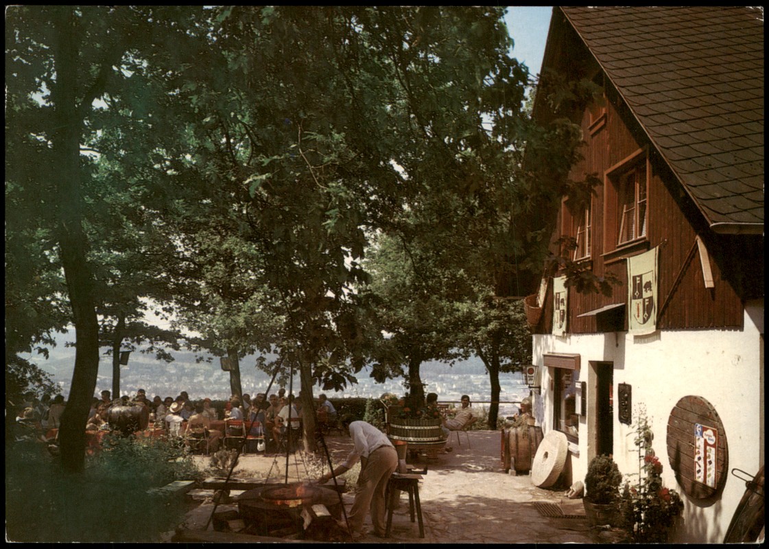 vergrößern: Bildseite historische Ansichtskarte von 1975: Moselwein-Schenke "Eiserne Weinkarte" Außensitz:: Bernkastel-Kues