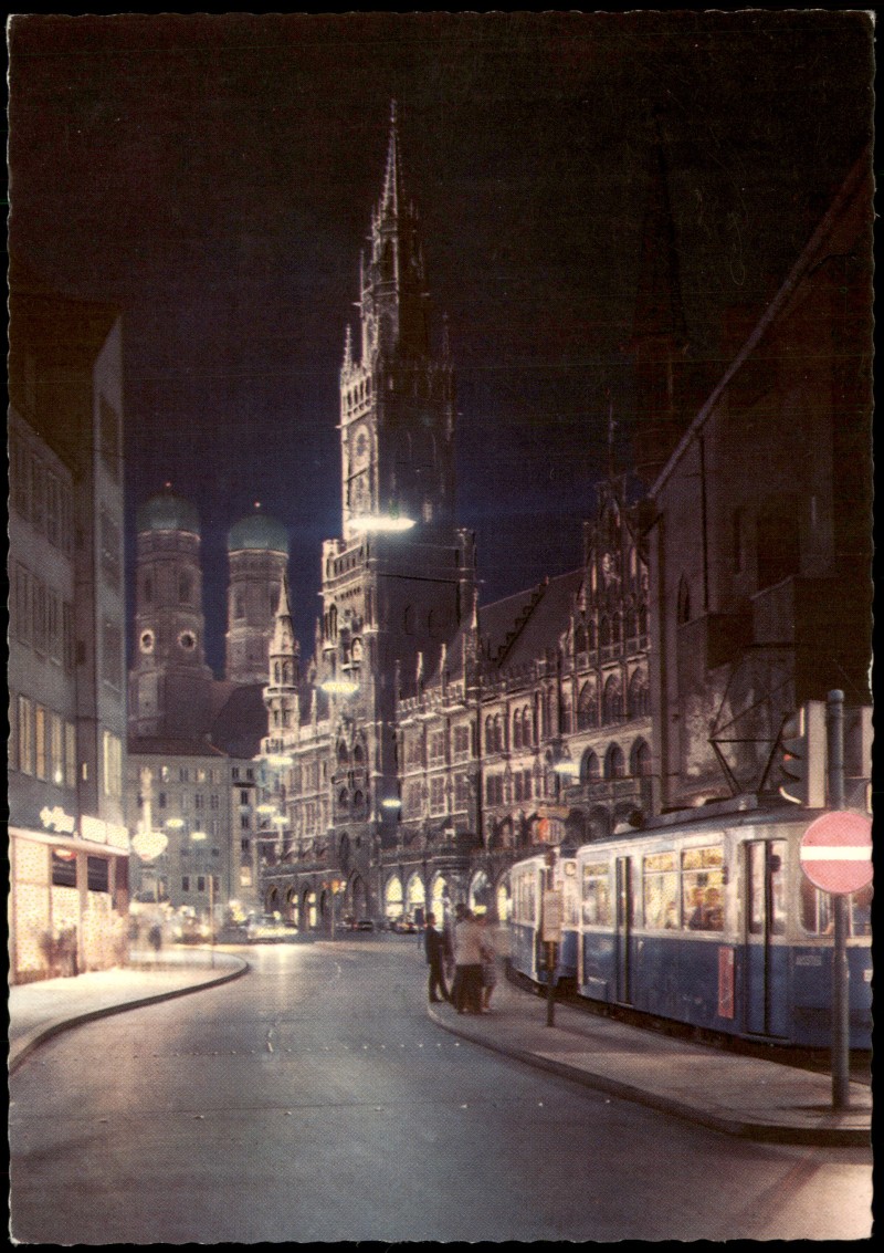 vergrößern: Bildseite historische Ansichtskarte von 1955: Marienplatz bei Nacht a.d. Tram Straßenbahn Haltestelle:: München