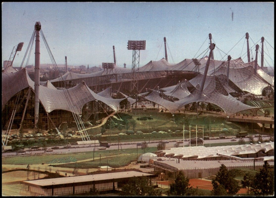 vergrößern: Bildseite historische Ansichtskarte von 1972: Olympiapark Sporthalle und Olympiastadion:: Milbertshofen-München