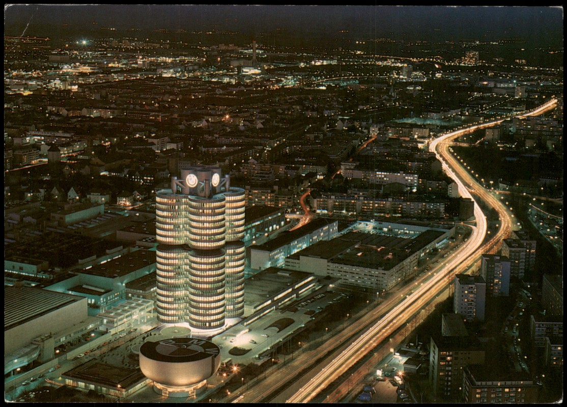 vergrößern: Bildseite historische Ansichtskarte von 1980: Panorama-Ansicht bei Nacht, Blick auf das BMW- und Stadtgelände vom Fernsehturm:: München