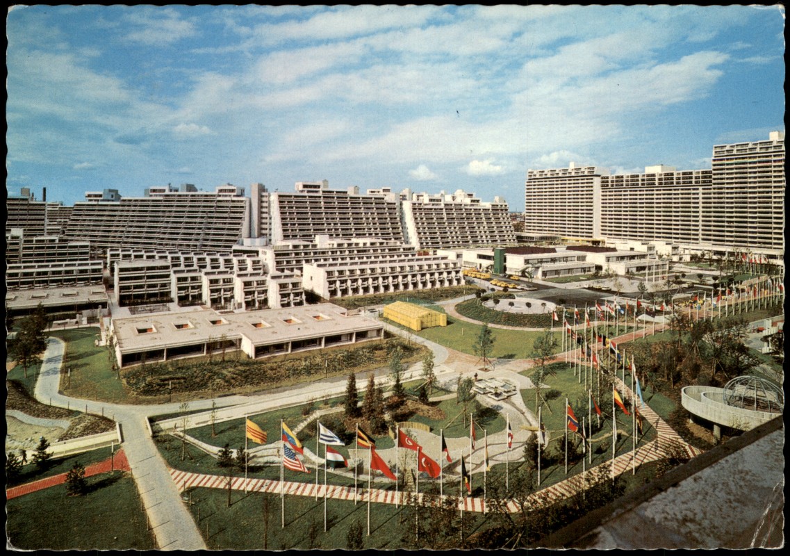 vergrößern: Bildseite historische Ansichtskarte von 1972: Olympiapark mit Olympischen Dorf:: Milbertshofen-München