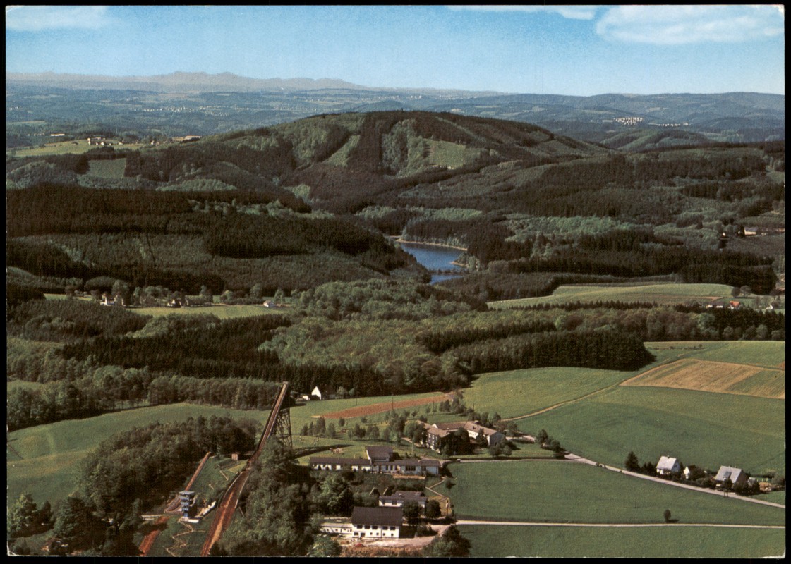 zoom: Image side vintage Postcard from 2000: Blick auf Sprungschanze, Genkel-Talsperre:: Meinerzhagen