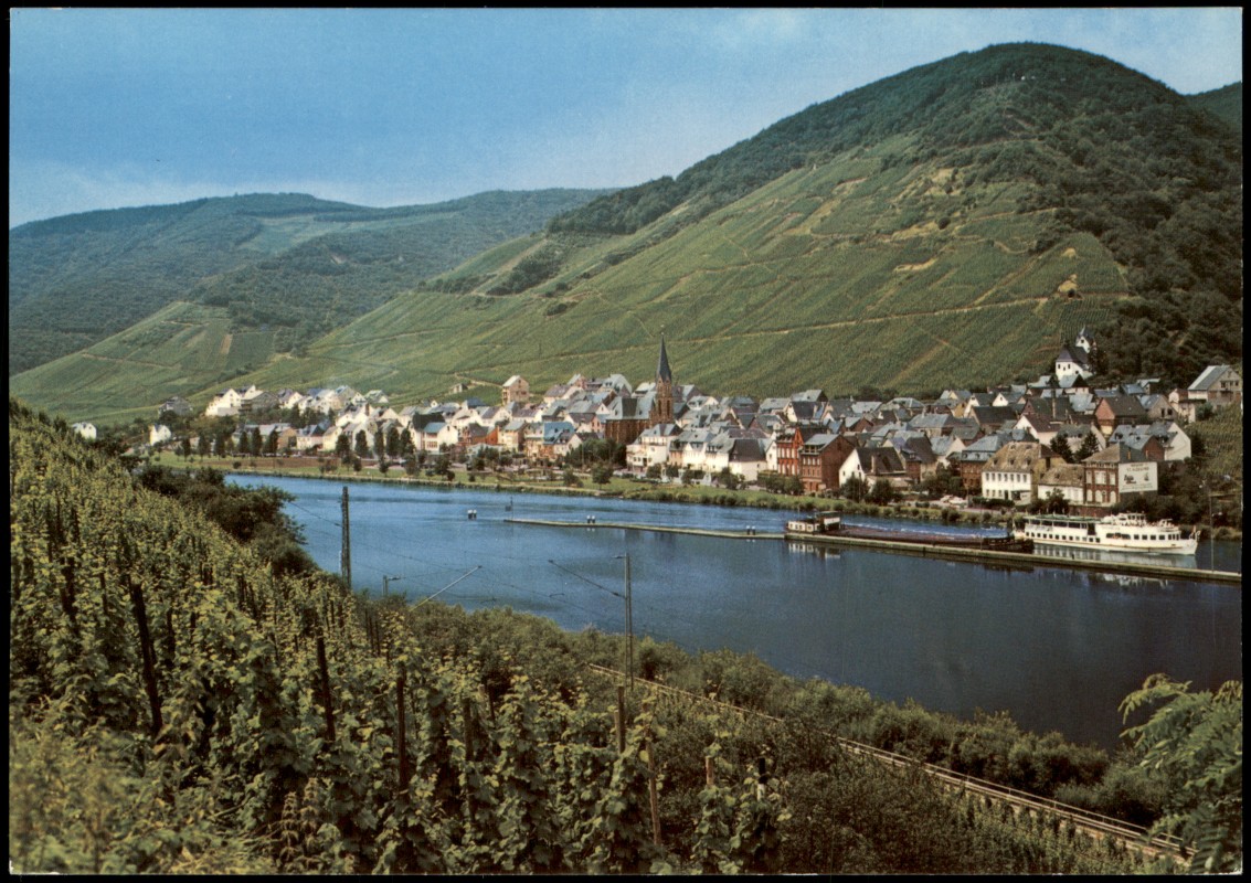 vergrößern: Bildseite historische Ansichtskarte von 1975: Panorama-Ansicht Weinort mit Moselschleuse:: Sankt Aldegund