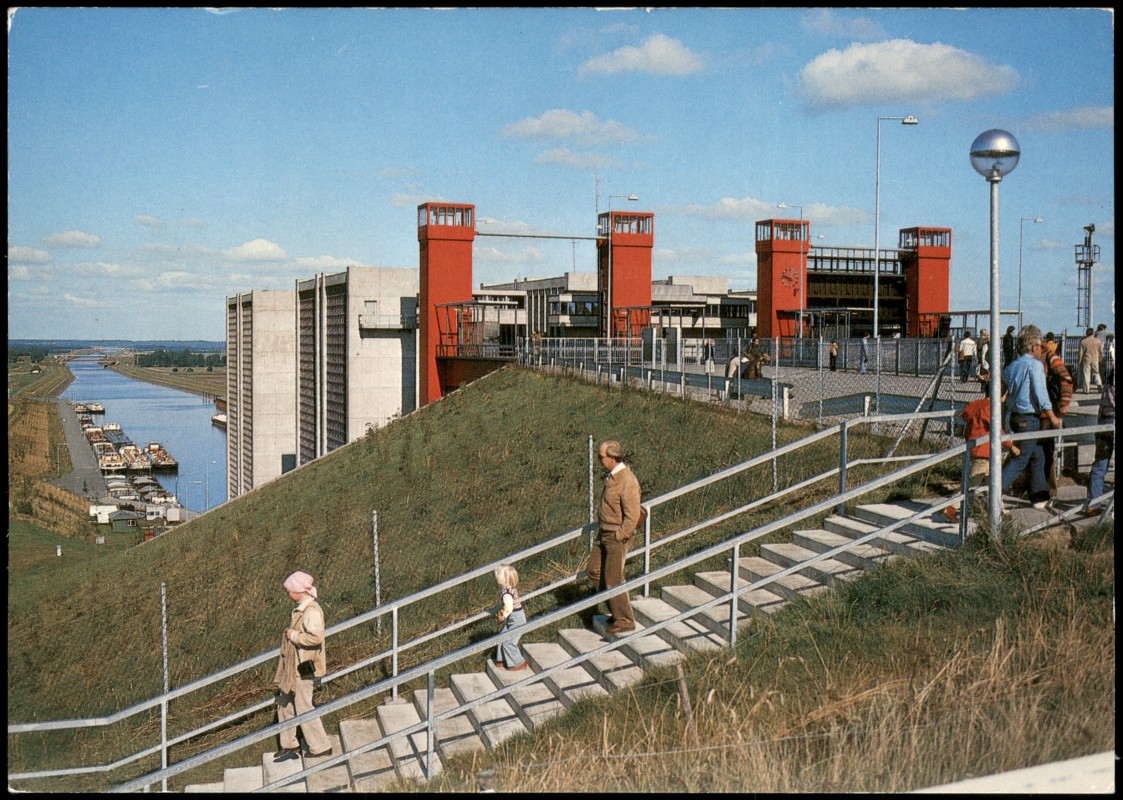 vergrößern: Bildseite historische Ansichtskarte von 1980: Schiffshebewerk mit Technik-Daten/Informationen:: Scharnebeck