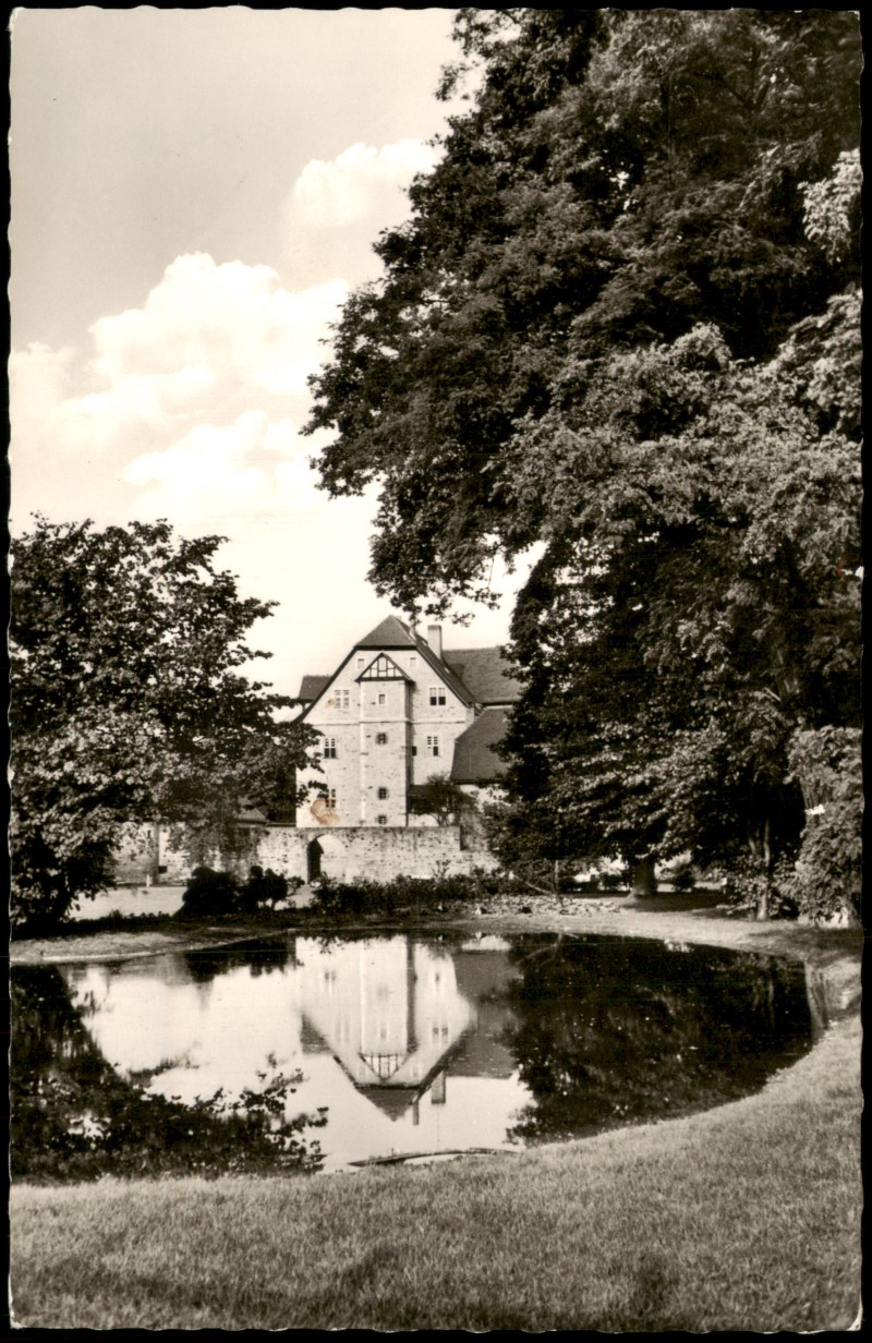 vergrößern: Bildseite historische Ansichtskarte von 1962: Schloss Schloss-Garten:: Melsungen