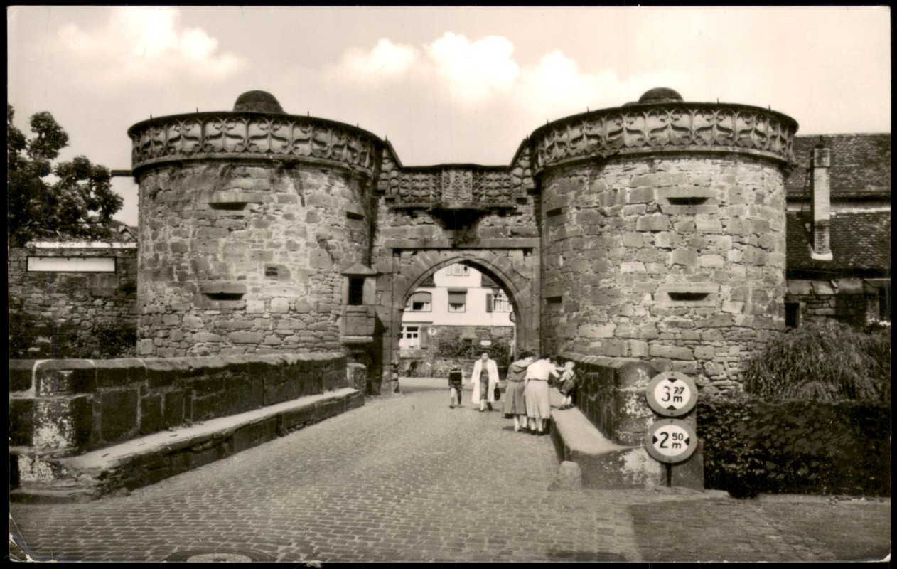 vergrößern: Bildseite historische Ansichtskarte von 1957: Jerusalemer Tor Untertor Partie:: Büdingen