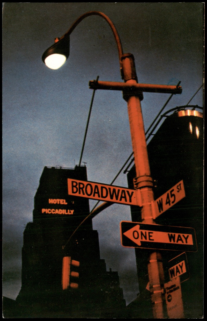 vergrößern: Bildseite historische Ansichtskarte von 1955: HOTEL PICCADILLY, Straßen-Kreuzung Wegweiser Manhattan:: New York City