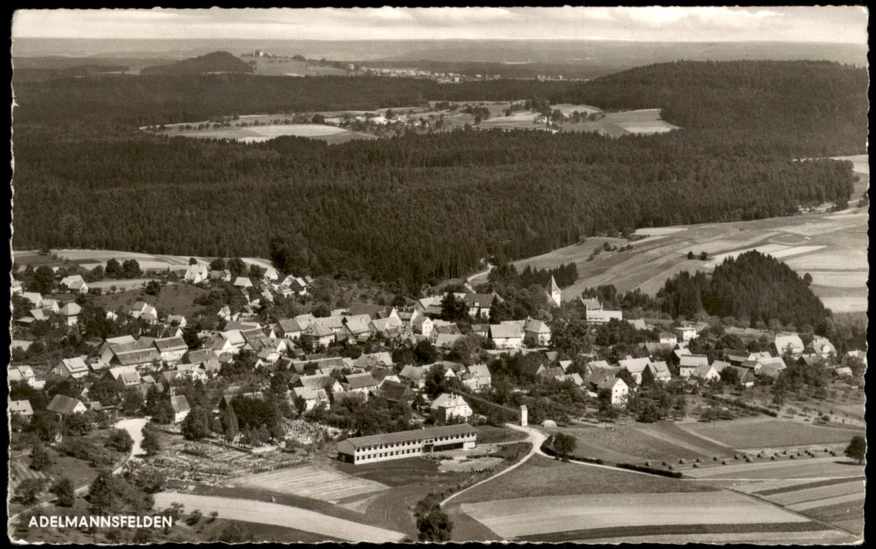 vergrößern: Bildseite historische Ansichtskarte von 1964: Luftaufnahme Adelmannsfelden v. Flugzeug aus:: Adelmannsfelden