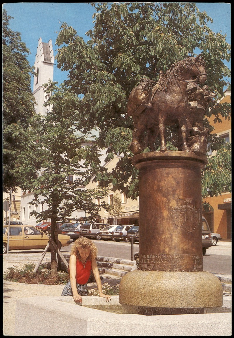 vergrößern: Bildseite historische Ansichtskarte von 1990: Säumerbrunnen am Stadtplatz:: Grafenau (Niederbayern)