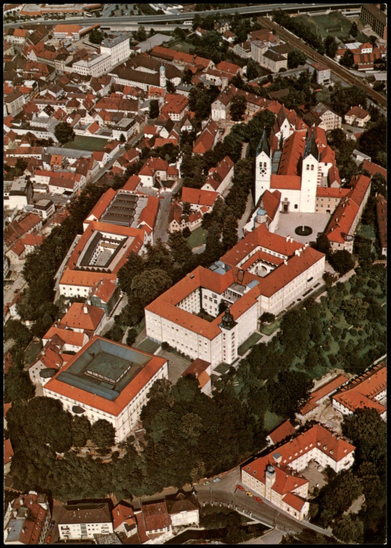 vergrößern: Bildseite historische Ansichtskarte von 1992: Luftaufnahme mit KARDINAL-DÖPFNER-HAUS Bildungszentrum der Erzdiözese:: Freising