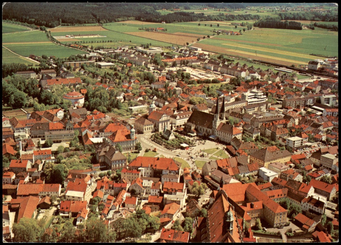 zoom: Image side vintage Postcard from 1980: Luftbild Blick auf Kapellplatz (Zentrum) v. Flugzeug aus:: Altötting