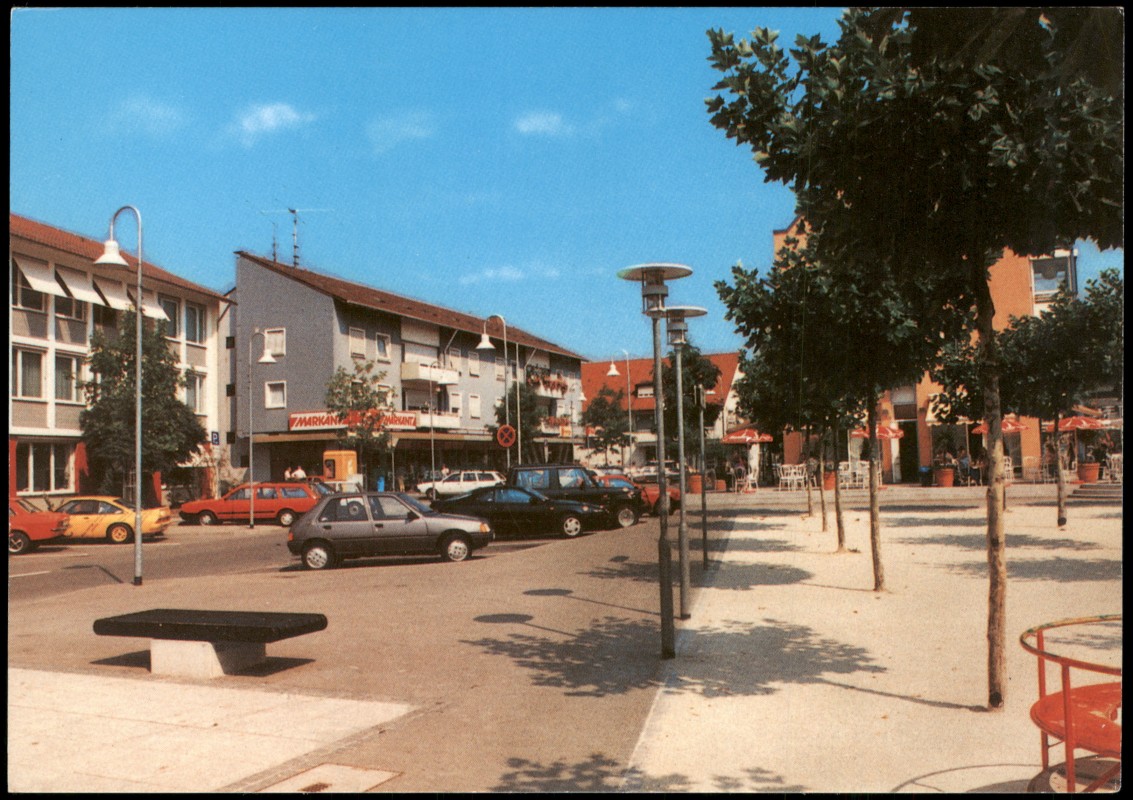 zoom: Image side vintage Postcard from 1991: Stadtteilansicht, Geschäfte Auto-Parkplatz, Autos:: Wendlingen
