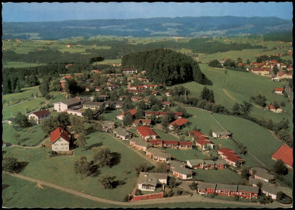 vergrößern: Bildseite historische Ansichtskarte von 1990: Feriendorf Nadenberg vom Flugzeug aus:: Nadenberg (Dorf)-Lindenberg (Allgäu)