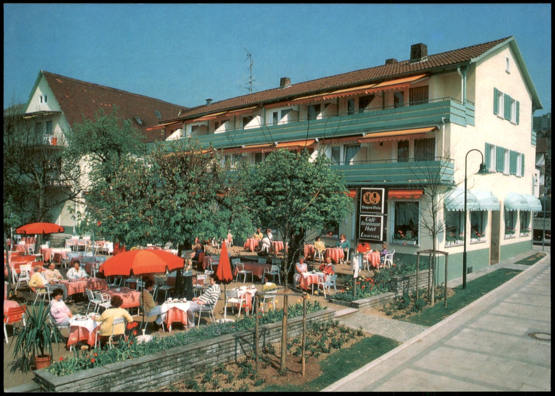 zoom: Image side vintage Postcard from 2000: Hotel Appartements LAUDENSACK Außensitz mit Leuten:: Bad Bocklet