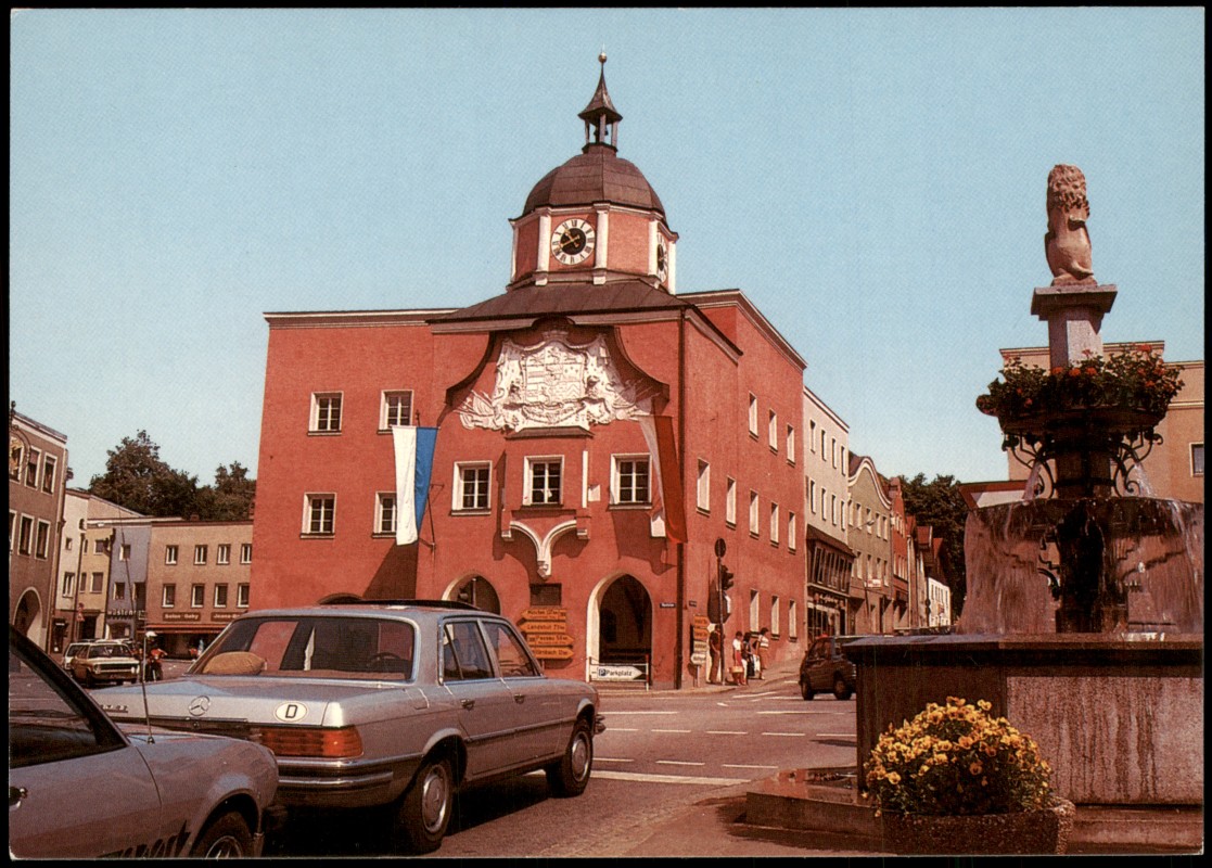 zoom: Image side vintage Postcard from 1975: Rathaus, Autos u.a. alter Mercedes S-Klasse:: Pfarrkirchen
