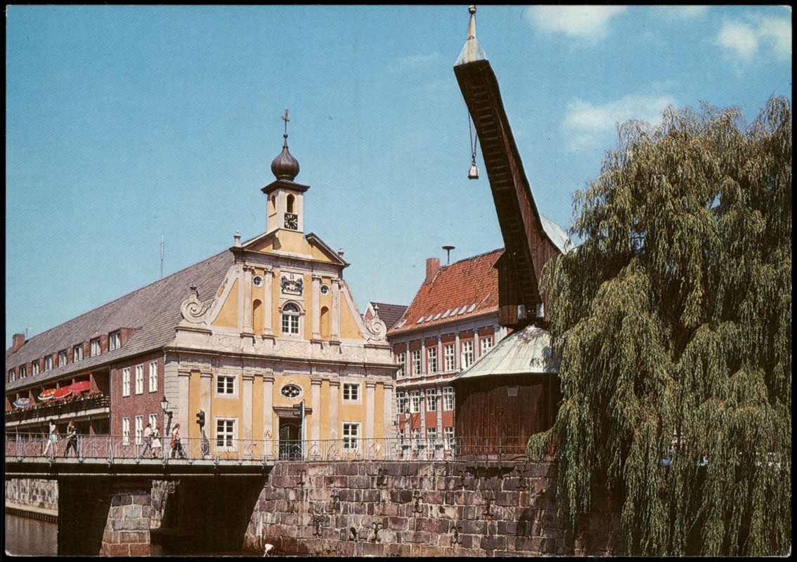 vergrößern: Bildseite historische Ansichtskarte von 1975: Alter Kran und Kaufhaus:: Lüneburg
