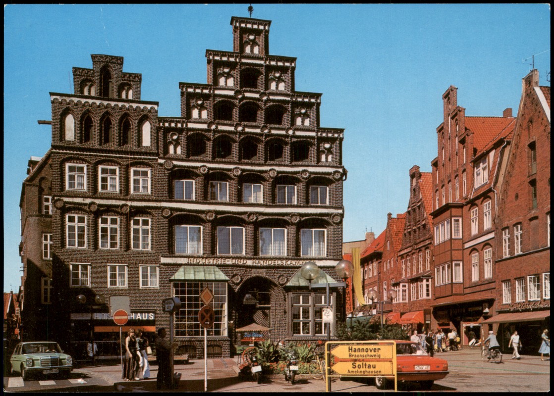 vergrößern: Bildseite historische Ansichtskarte von 1980: Grapengießerstraße, IHK-Gebäude, Autos u.a. alter Mercedes:: Lüneburg