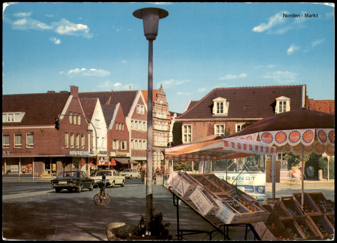 zoom: Image side vintage Postcard from 1980: Markt zur Osterstraße, im Hintergrund das Schöningshaus:: Norddeich-Norden