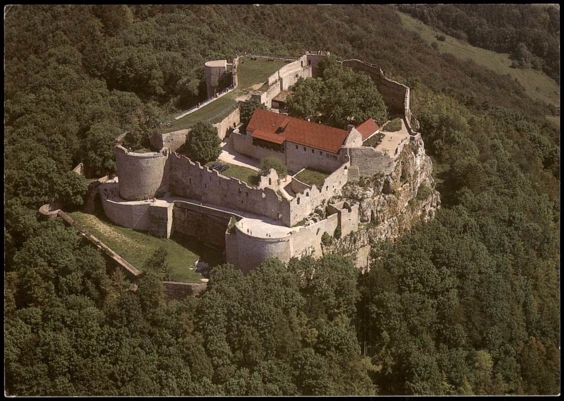 vergrößern: Bildseite historische Ansichtskarte von 1970: Burg Hohen-Neuffen vom Flugzeug aus, Luftaufnahme:: Neuffen
