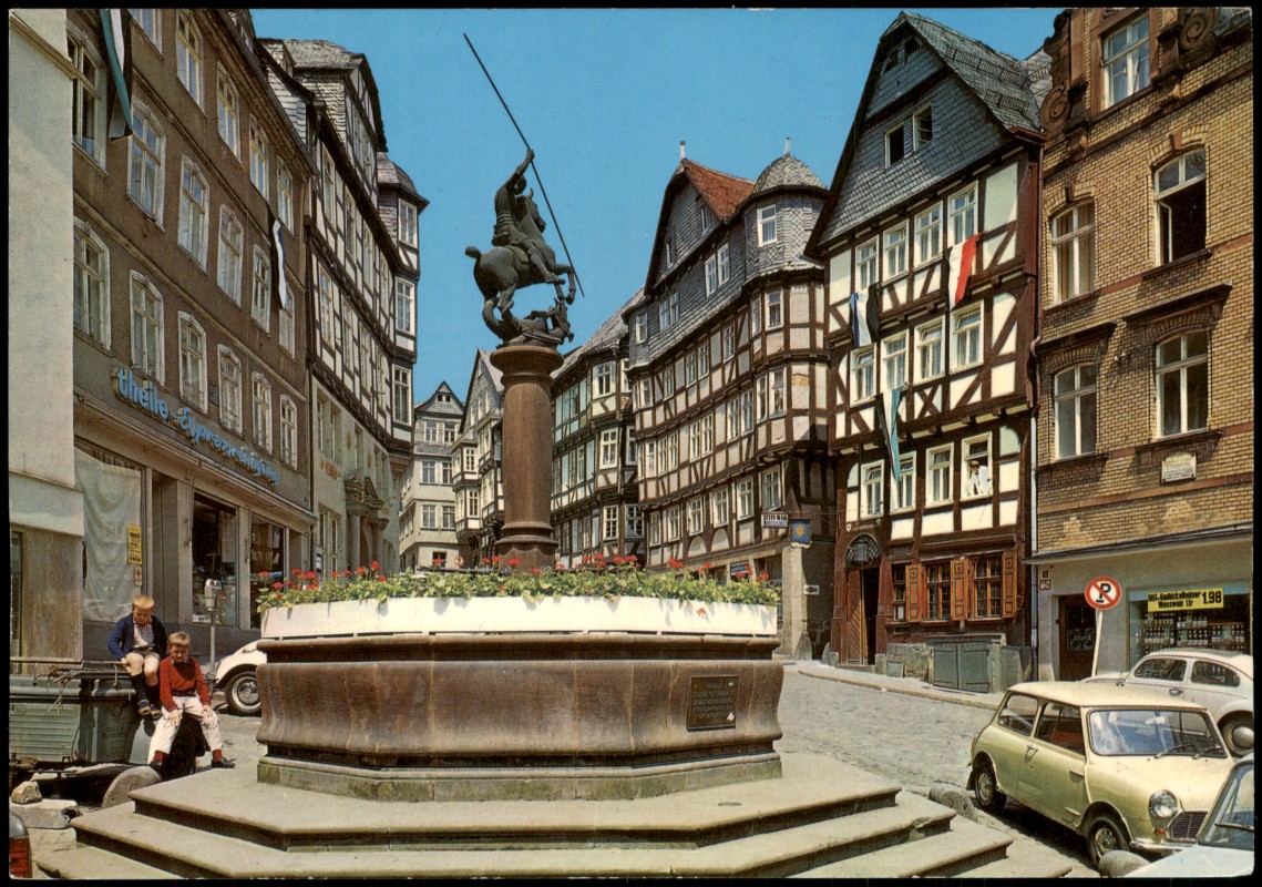 vergrößern: Bildseite historische Ansichtskarte von 1970: Am Markt Marburg an der Lahn - Ansicht Brunnen:: Marburg an der Lahn