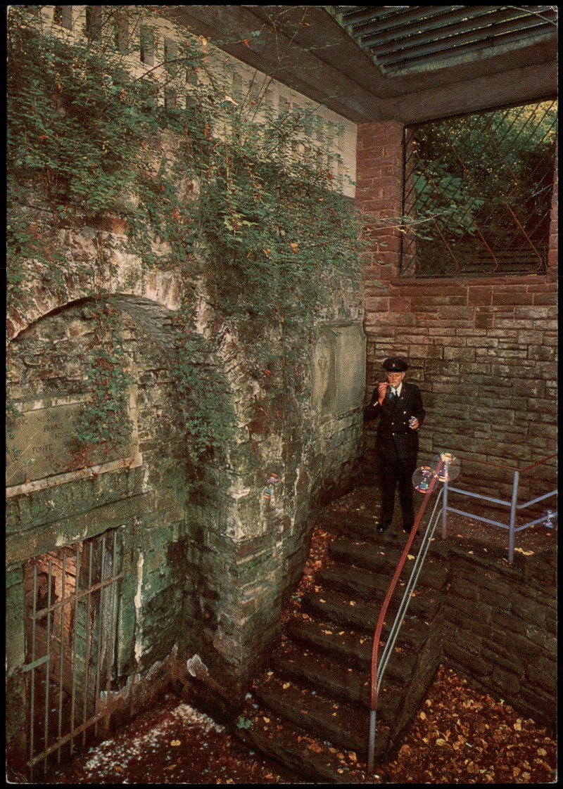 zoom: Image side vintage Postcard from 1975: Bad Pyrmont Dunsthöhle - Felsspalte entströmt reine Kohlensäure:: Bad Pyrmont