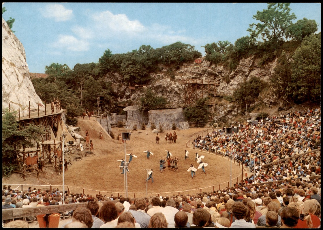 vergrößern: Bildseite historische Ansichtskarte von 1975: Karl-May-Spiele Kalkbergstadion in Bad Segeberg:: Bad Segeberg