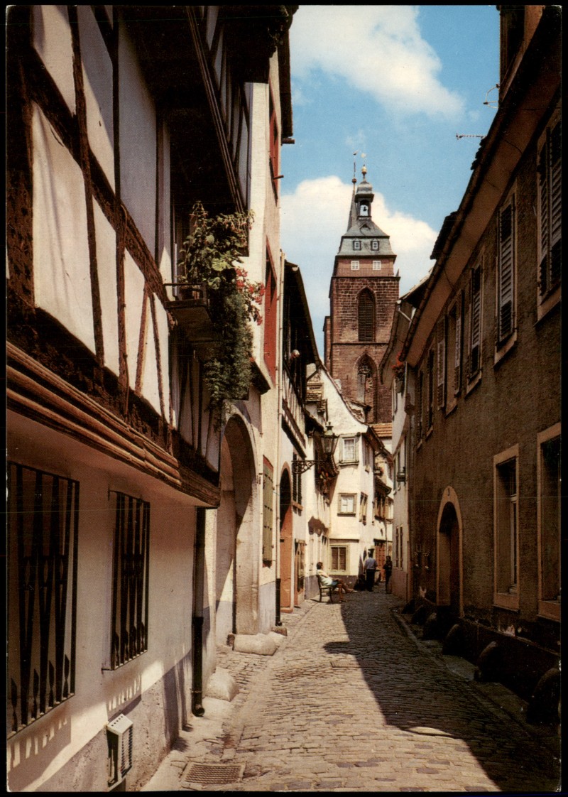 vergrößern: Bildseite historische Ansichtskarte von 1980: Metzgergasse, Blick zum Kirchturm:: Neustadt an der Weinstraße