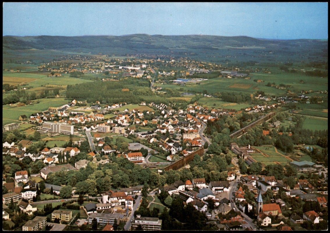 vergrößern: Bildseite historische Ansichtskarte von 1990: Panorama-Luftansicht von Bad Rothenfelde mit "Alten Gradierwerk":: Bad Rothenfelde