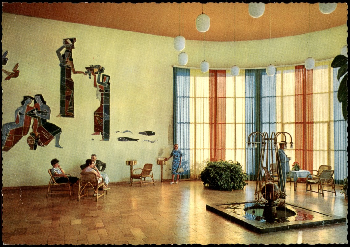 vergrößern: Bildseite historische Ansichtskarte von 1972: Trinkhalle - Weinbrunnen:: Bad Schwalbach