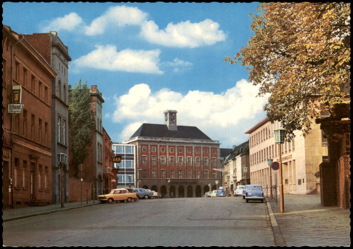 zoom: Image side vintage Postcard from 1965: Strassen Partie Markt und Rathaus, Autos:: Neuss