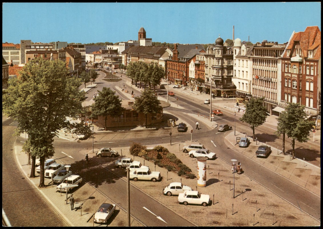 zoom: Image side vintage Postcard from 1965: Stadtzentrum, Litfaßsäule Auto Parkplatz, Autos u.a. VW Käfer, Mercedes uvm.:: Neumünster