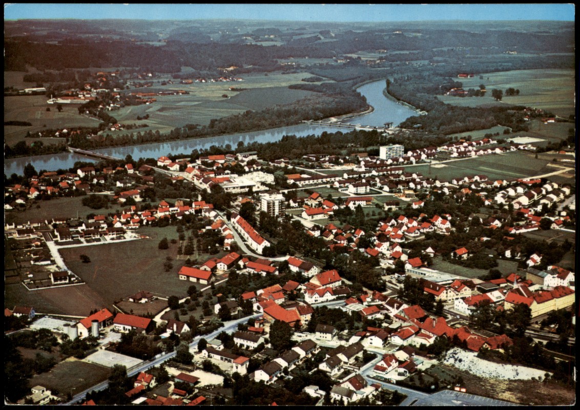 vergrößern: Bildseite historische Ansichtskarte von 1974: Panorama-Luftbild Neuötting:: Neuötting