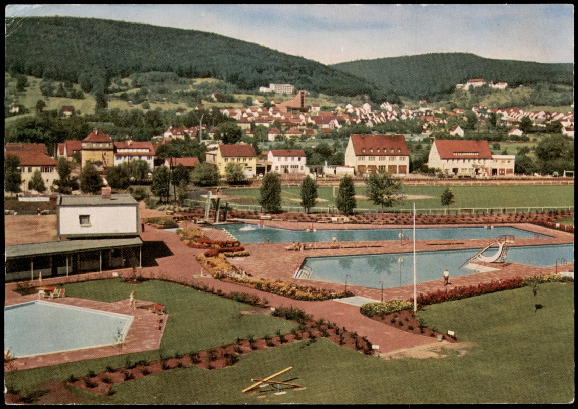 zoom: Image side vintage Postcard from 1966: Luftaufnahmen Freibad Lohr am Main und Stadt im Hintergrund:: Lohr am Main