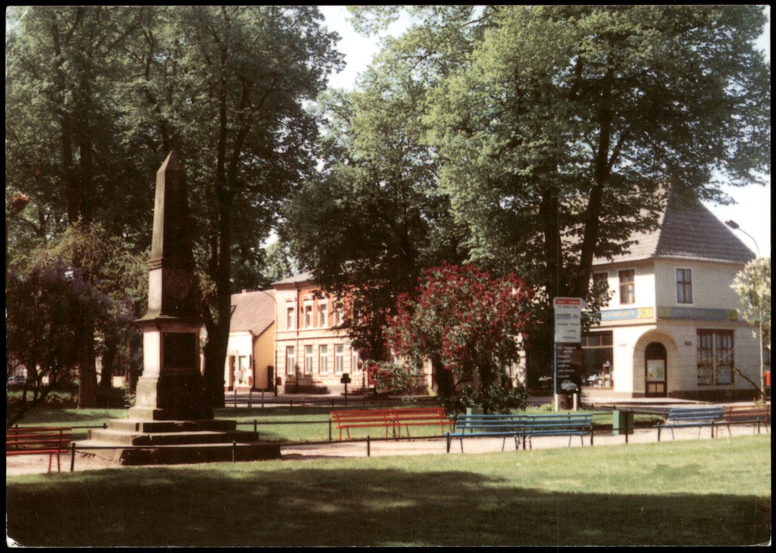 vergrößern: Bildseite historische Ansichtskarte von 1975: Stadtteilansicht Lindenstadt Lübtheen Kirchenplatz Denkmal für die Gefallenen des Krieges 1870/71:: Lübtheen