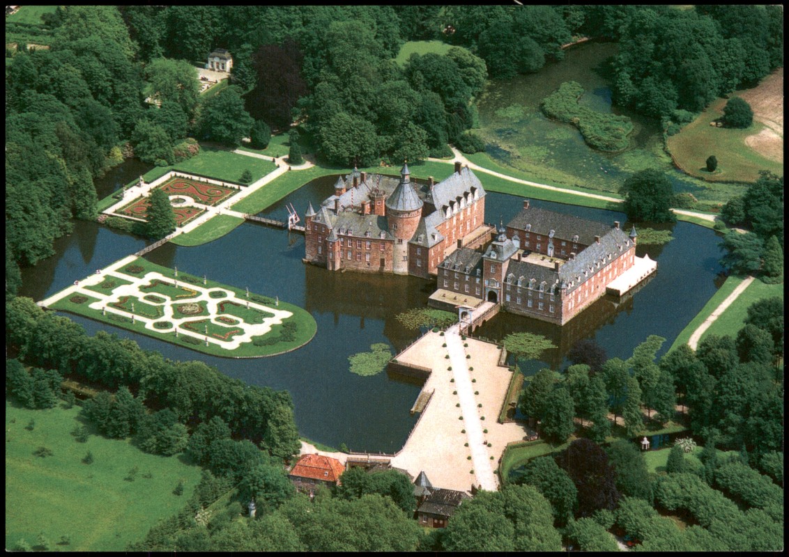 vergrößern: Bildseite historische Ansichtskarte von 2000: Luftbild Isselburg-Anholt Museum Wasserburg Anholt Ansicht der Wasserburg Anholt von Nordwesten:: Isselburg