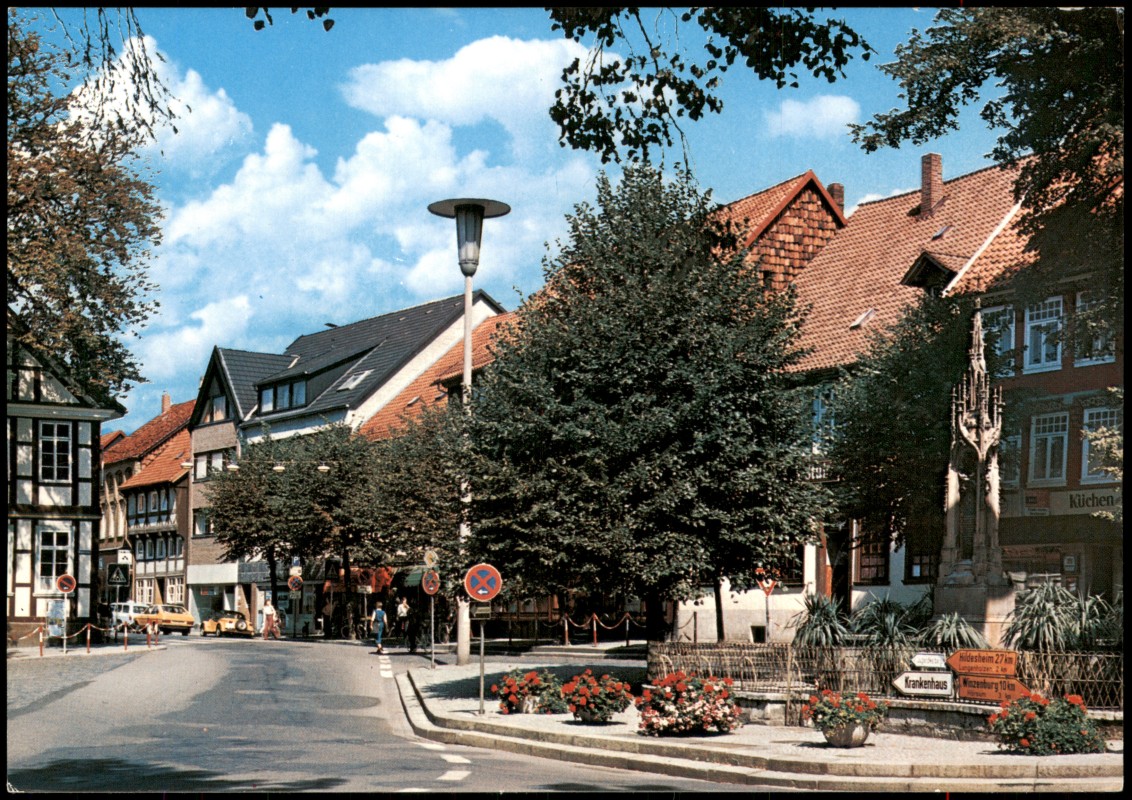 vergrößern: Bildseite historische Ansichtskarte von 1990: Ansicht Marktplatz:: Alfeld (Leine)
