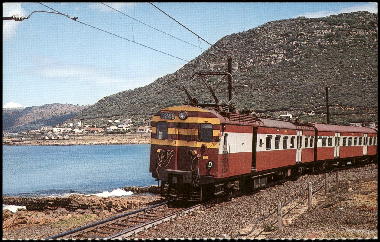 vergrößern: Bildseite historische Ansichtskarte von 1990: Eisenbahn Zug Lokomotive Suburban train near Simonstown::