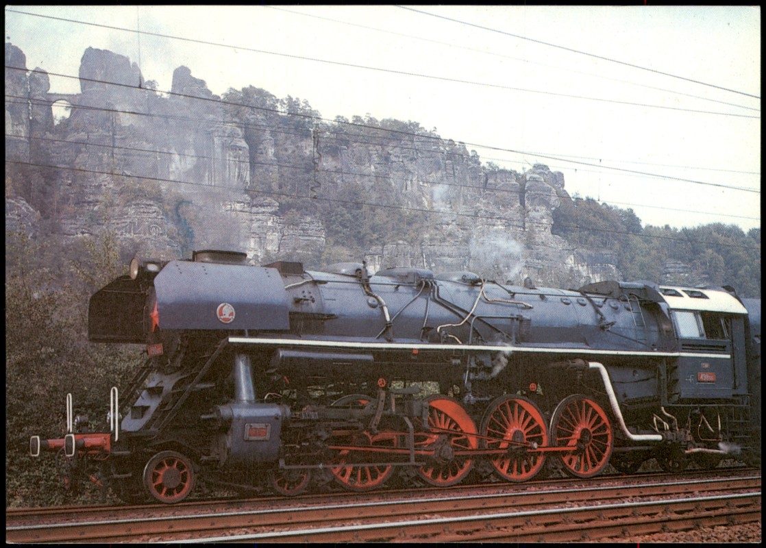 vergrößern: Bildseite historische Ansichtskarte von 1986: Eisenbahn Dampflokomotive vor Sandsteinfelsen:: .Tschechien